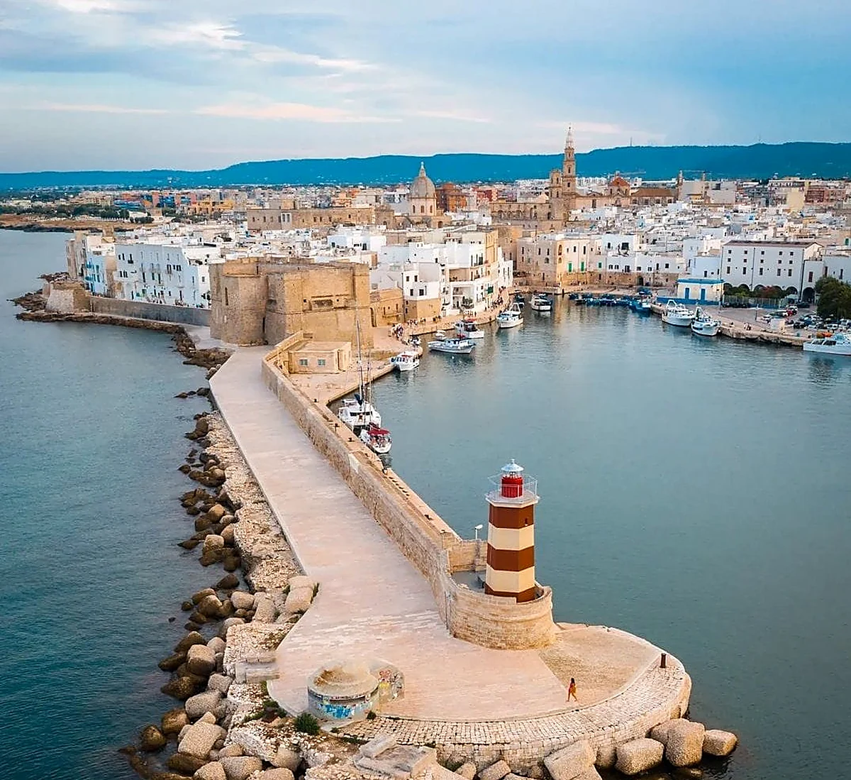 Il faro e il porto vecchio di Monopoli