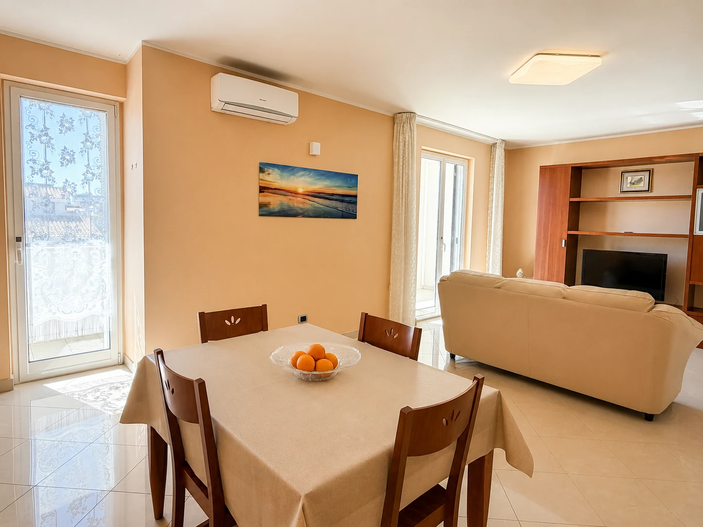 Soggiorno con tavolo da pranzo