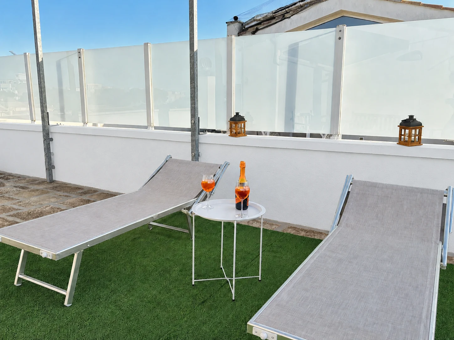Terrazza privata con lettini e tavolino