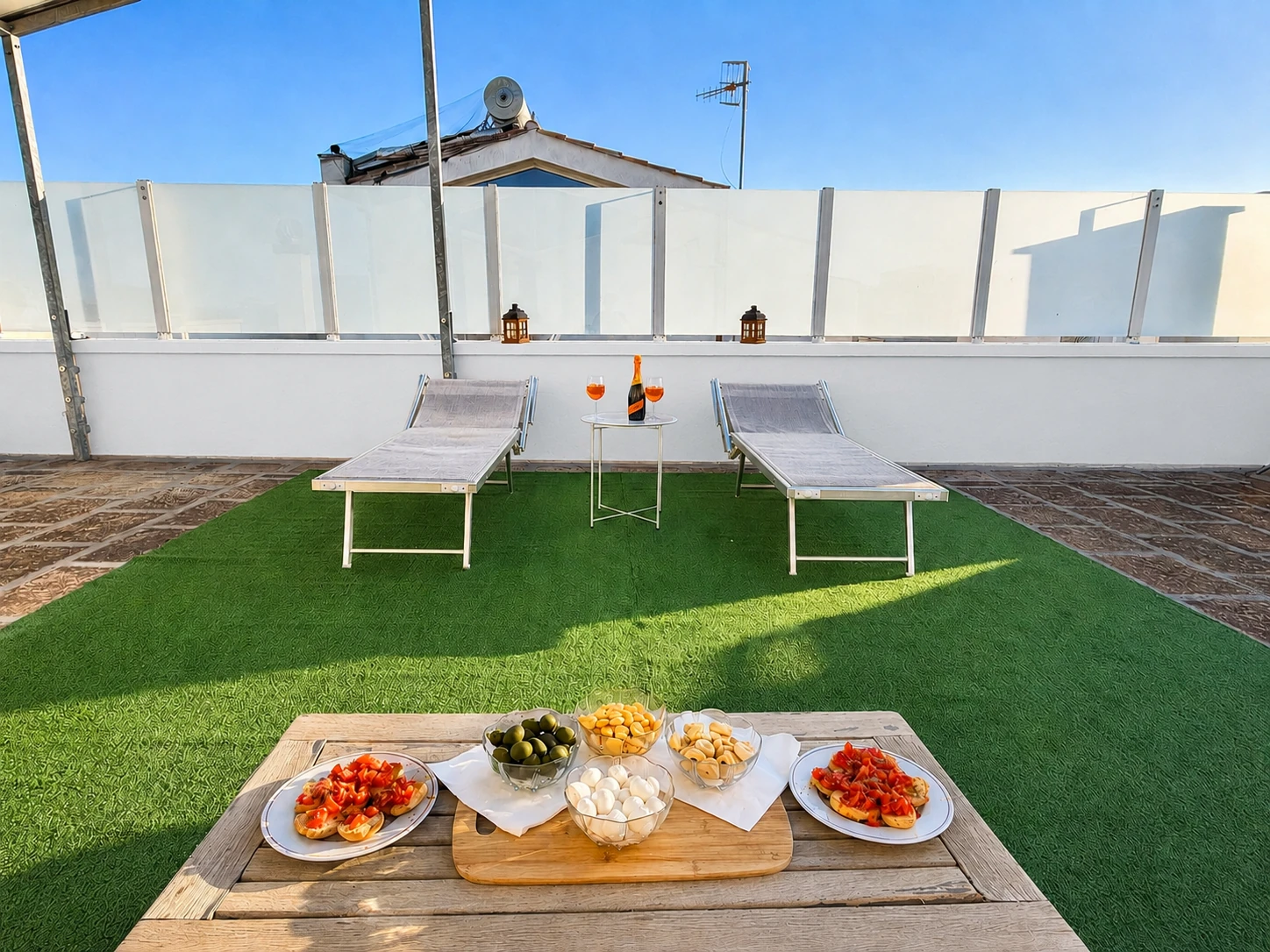 Aperitivo pugliese sulla terrazza privata di Raggio di Sole